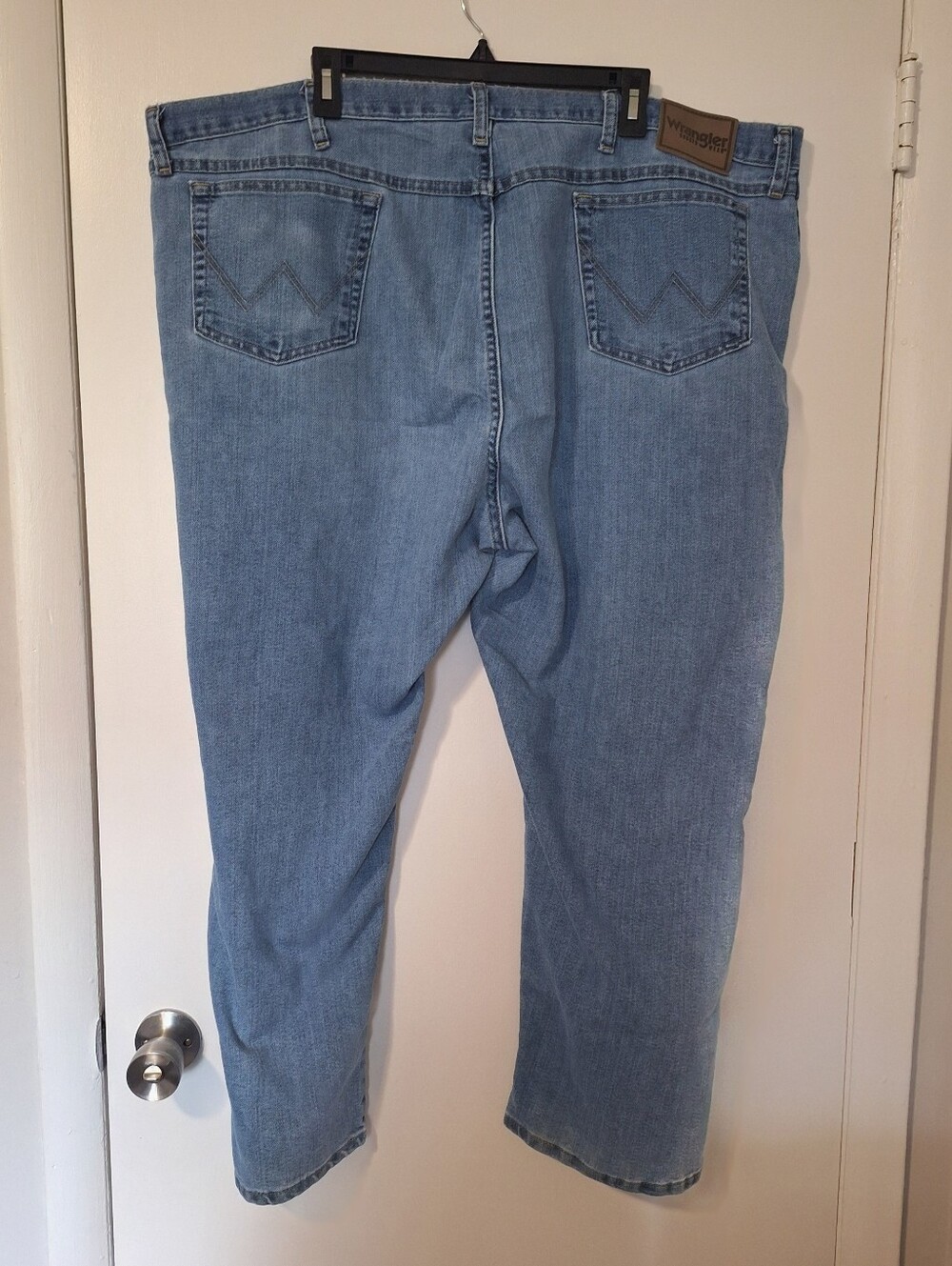 Wrangler Men's Medium Wash Denim Jeans 5 pocket Size 48x28 - Picture 4 of 9